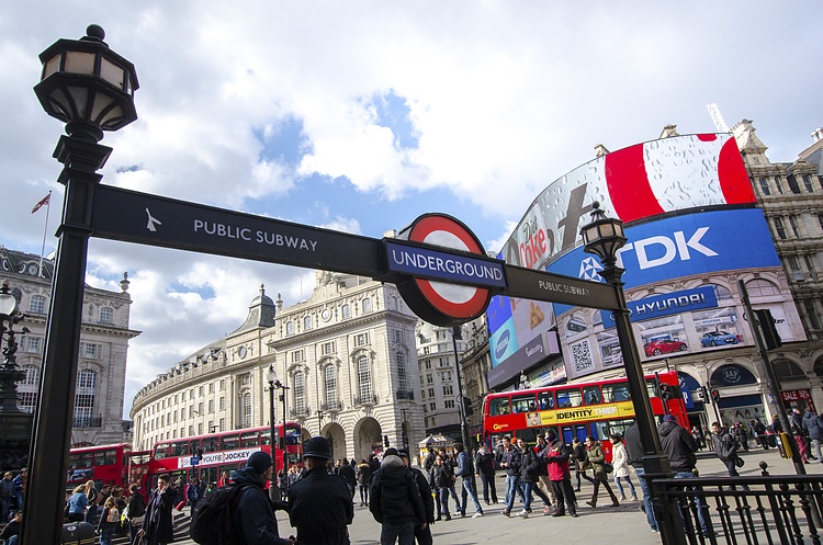 英国7月服务业采购经理人指数初值上升至52.4，预期52.5